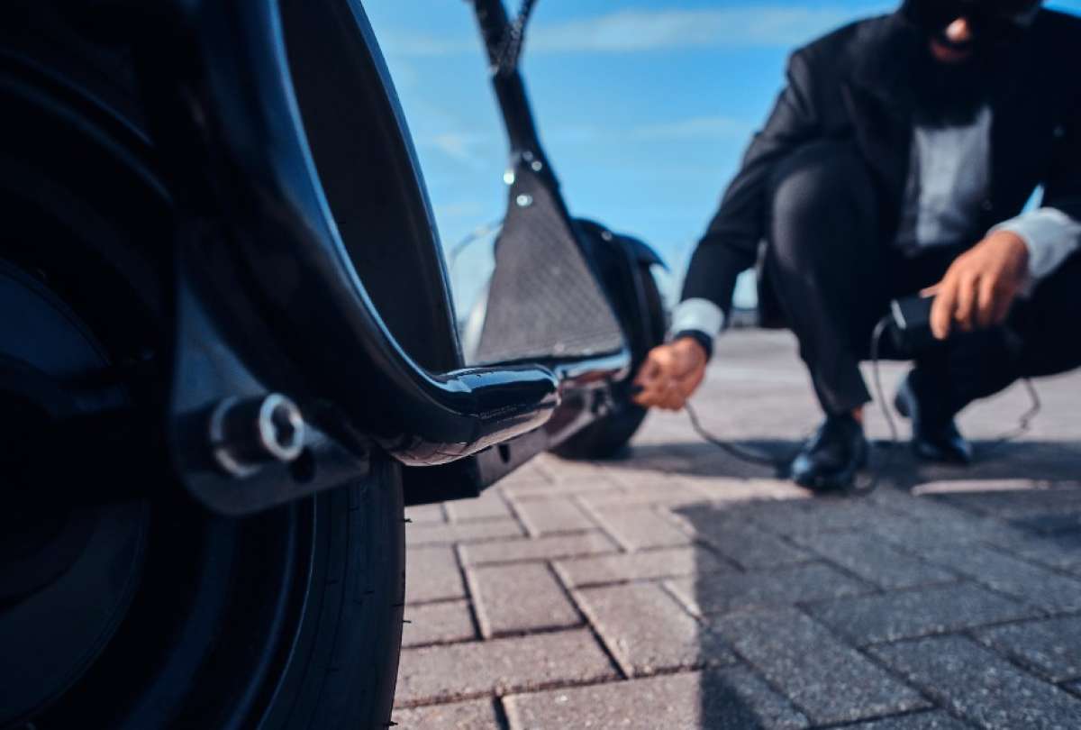La mujer fue atropellada tras caer del patinete, pero sobrevivió al accidente.