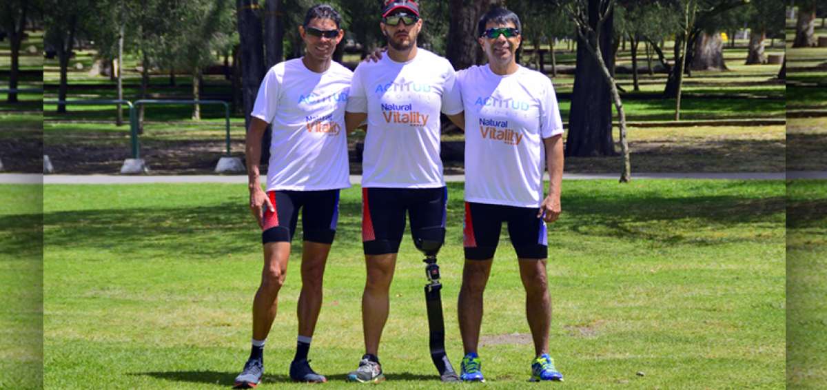 De izquierda a derecha, los triatlonistas, Alexander Salazar, Pablo Vallejo y Manuel Araque, antes de ir a Manta.