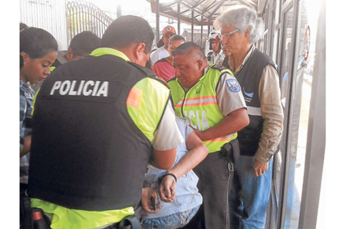 En la gr&aacute;fica se aprecia la detenci&oacute;n de un joven que estaba robando a una pasajera en la parada de Bellavista. La situaci&oacute;n se ha vuelto repetitiva. Foto: William Orellana / El Tel&eacute;grafo