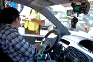  Agentes civiles de Tr&aacute;nsito en Quito controlan el tema de tax&iacute;metros en los veh&iacute;culos de la capital. FOTO: Alvaro P&eacute;rez / El Tel&eacute;grafo