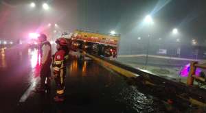 Un camión ”quedó colgado” sobre el puente de la Av. Simón Bolívar al norte de Quito
