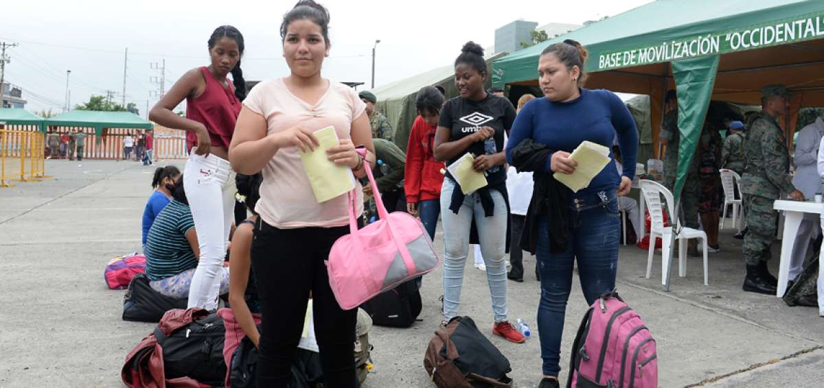 Un grupo de mujeres espera su turno para realizarse las valoraciones m&eacute;dicas, previo a la asignaci&oacute;n de un cupo.