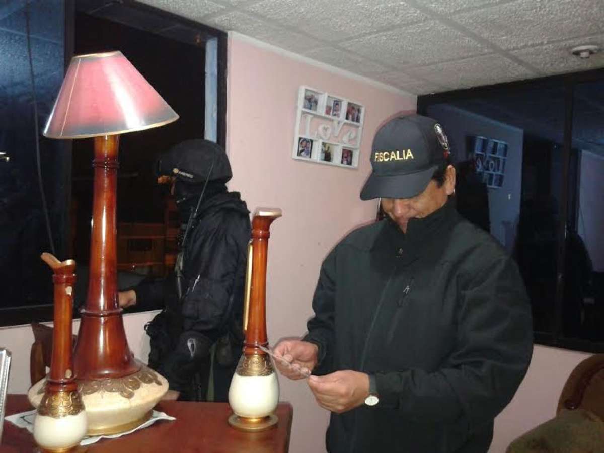 Agentes de la Fiscal&iacute;a inspeccionaron los bienes y los documentos encontrados en los inmuebles allanados. Foto: Cortes&iacute;a