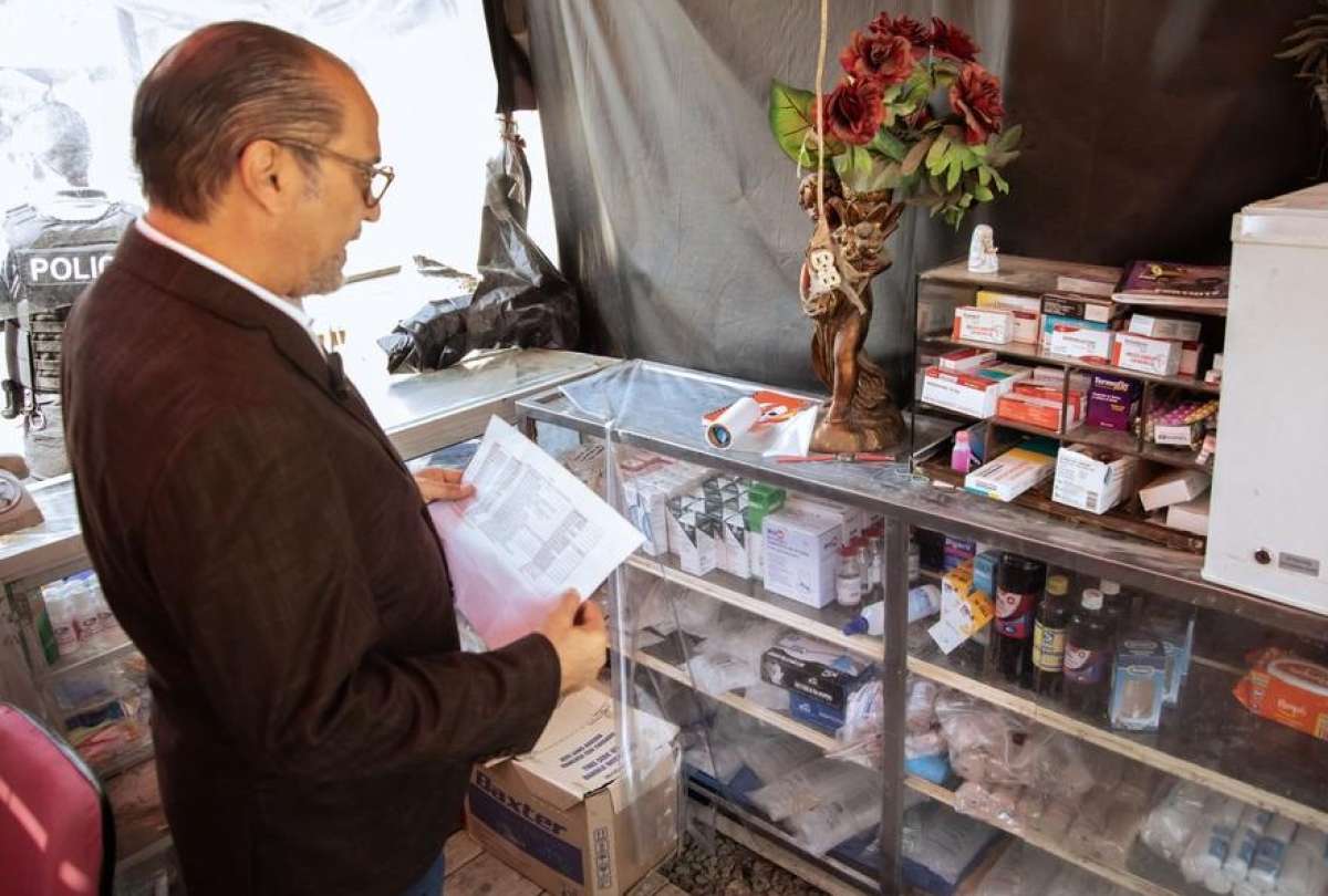 Decomisan 1.320 fármacos caducados en carpas improvisadas en Guayaquil