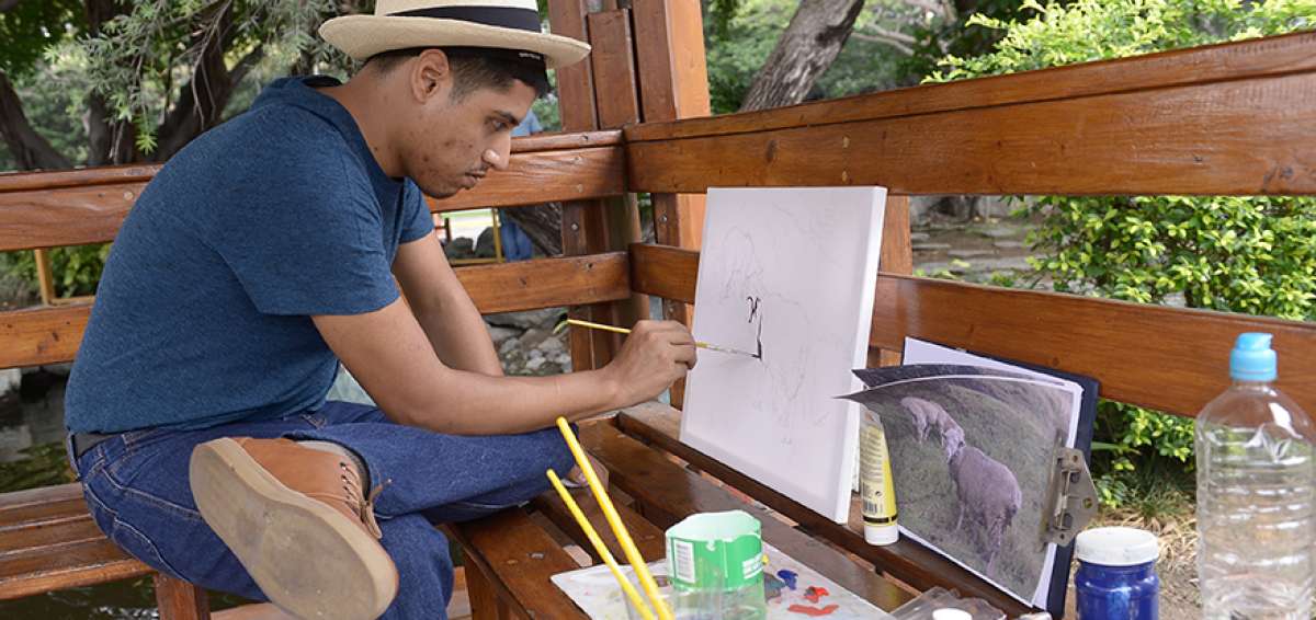 Luis Andaluz, de 27 a&ntilde;os, sobre un lienzo dibuja animales y paisajes de la naturaleza. Tambi&eacute;n elabora autorretratos a carboncillo. &Eacute;l hered&oacute; la habilidad de su madre que es aficionada al arte.  