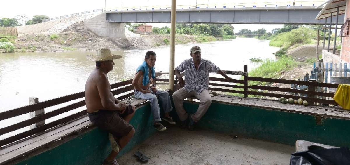 Los pobladores piden a la Prefectura el arreglo de la v&iacute;a que conecta estas zonas unidas ahora por el puente.  