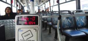 Costo de pasaje divide a transportaci&oacute;n cuencana
