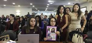 Elizabeth Rodr&iacute;guez mostr&oacute; una volante con la imagen de su hija antes de que se instalara la audiencia.