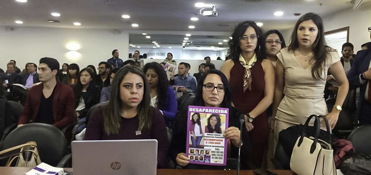 Elizabeth Rodr&iacute;guez mostr&oacute; una volante con la imagen de su hija antes de que se instalara la audiencia.
