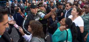 Los exteriores del Palacio Municipal de Quito se convirtieron en escenario constante de la expresi&oacute;n de inconformidad de distintos actores sociales en contra de la administraci&oacute;n de Mauricio Rodas. El &uacute;ltimo enfrentamiento fue protagonizado por el Sindicato de Trabajadores del Cabildo.
