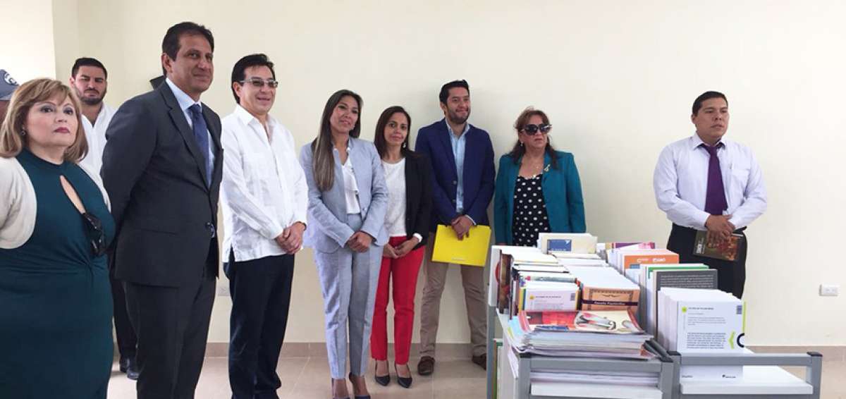 Previamente al evento, el ministro Fander Falcon&iacute;, con el gobernador de Guayas, Jos&eacute; Cevallos, recorri&oacute; las instalaciones de la entidad educativa. 