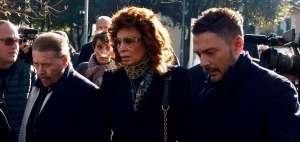 Sofia Loren encabeza el desfile de personalidades que rindi&oacute; homenaje a Scola