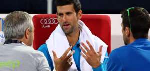 Djokovic evidenci&oacute; durante la primera manga, cuando fue asistido por personal del torneo, que ten&iacute;a problemas en su ojo derecho.