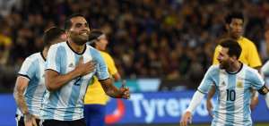 Gabriel Mercado (izq.) celebra el tanto con el que Argentina venci&oacute; 1-0 a Brasil; Lionel Messi lo acompa&ntilde;a.