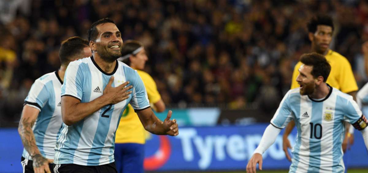 Gabriel Mercado (izq.) celebra el tanto con el que Argentina venci&oacute; 1-0 a Brasil; Lionel Messi lo acompa&ntilde;a.