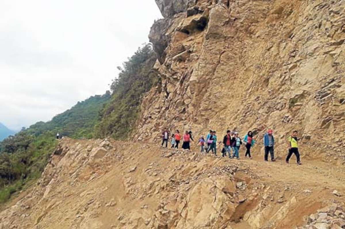 Los deslizamientos de tierra que causan los torrenciales aguaceros provocaron el cierre temporal de las carreteras en varias zonas. Foto: Fabricio Cruz