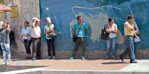 Los peatones buscan ocultarse del sol en un muro de la avenida Francisco de Orellana, al norte de Guayaquil. Foto: Pilar Vera / El Tel&eacute;grafo 