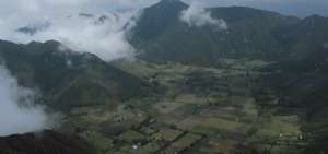 La regi&oacute;n del volc&aacute;n Pululahua es algo des&eacute;rtica, rodeada por f&eacute;rtiles campos de cultivos agr&iacute;colas por el noroeste y ciudadelas de condominios en la parte sur.