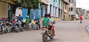 La mayor&iacute;a de la poblaci&oacute;n joven en la isla Pun&aacute;, incluso adolescentes, anda en motocicleta. Miguel Castro / El Tel&eacute;grafo