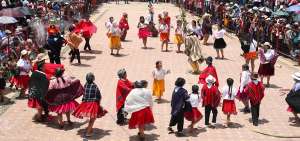 Grupos de danza interpretan bailes tradicionales en los festejos de apertura del carnaval en Cuenca.