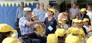 DAULE.- Los estudiantes de la Unidad Educativa Eloy Alfaro invitaron al Presidente a comer frutas para mantener la buena salud. Los chicos aprendieron en la feria inclusiva a nutrirse bien.