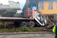 Un tráiler se chocó contra una vivienda en la vía Alóag-Santo Domingo, en el kilómetro 2.