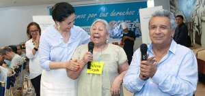 Roc&iacute;o de Moreno (c), presidenta del Comit&eacute; Plan Toda una Vida, visit&oacute; junto a la secretaria t&eacute;cnica, Isabel Maldonado (i), hogares de la Floresta en Guayaquil.