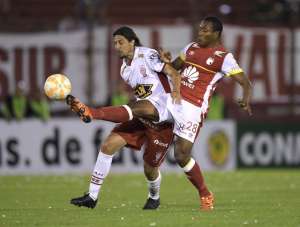 Daniel Angulo (d) disputa el esf&eacute;rico con el argentino Federico Vismara, de Hurac&aacute;n. Foto: AFP