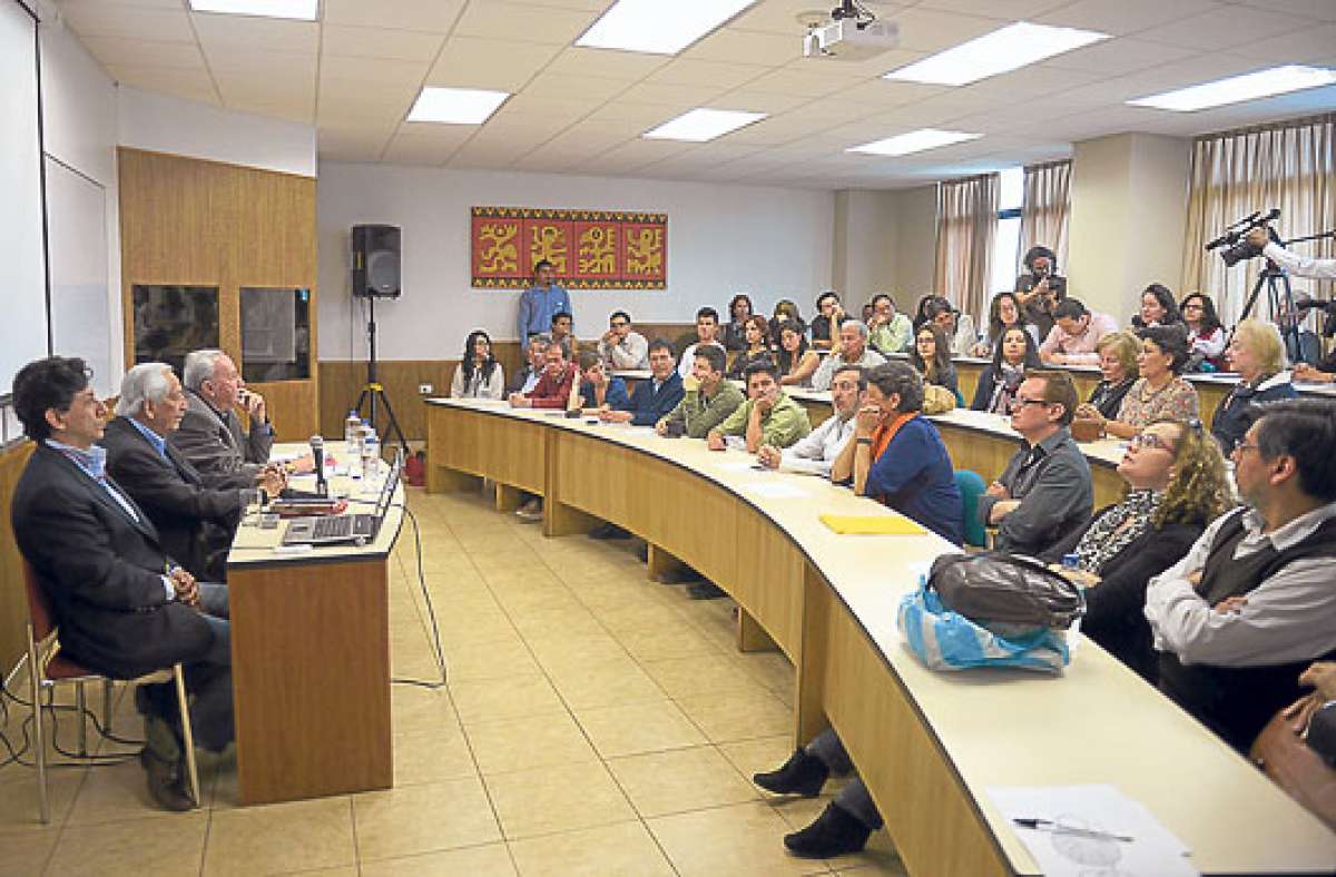 Xavier Bonilla (Bonil), Asdr&uacute;bal de la Torre y Jos&eacute; Laso (moderador) mantuvieron una charla relajada y participativa con el p&uacute;blico. Foto: Santiago Aguirre