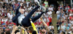Los jugadores franceses elevan en brazos al adiestrador Didier Deschamps despu&eacute;s de vencer a Croacia y coronarse campeones del mundo.
