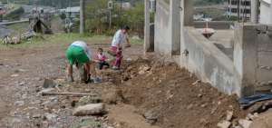 Vecinos de Calder&oacute;n limpian los efectos de la tormenta del domingo