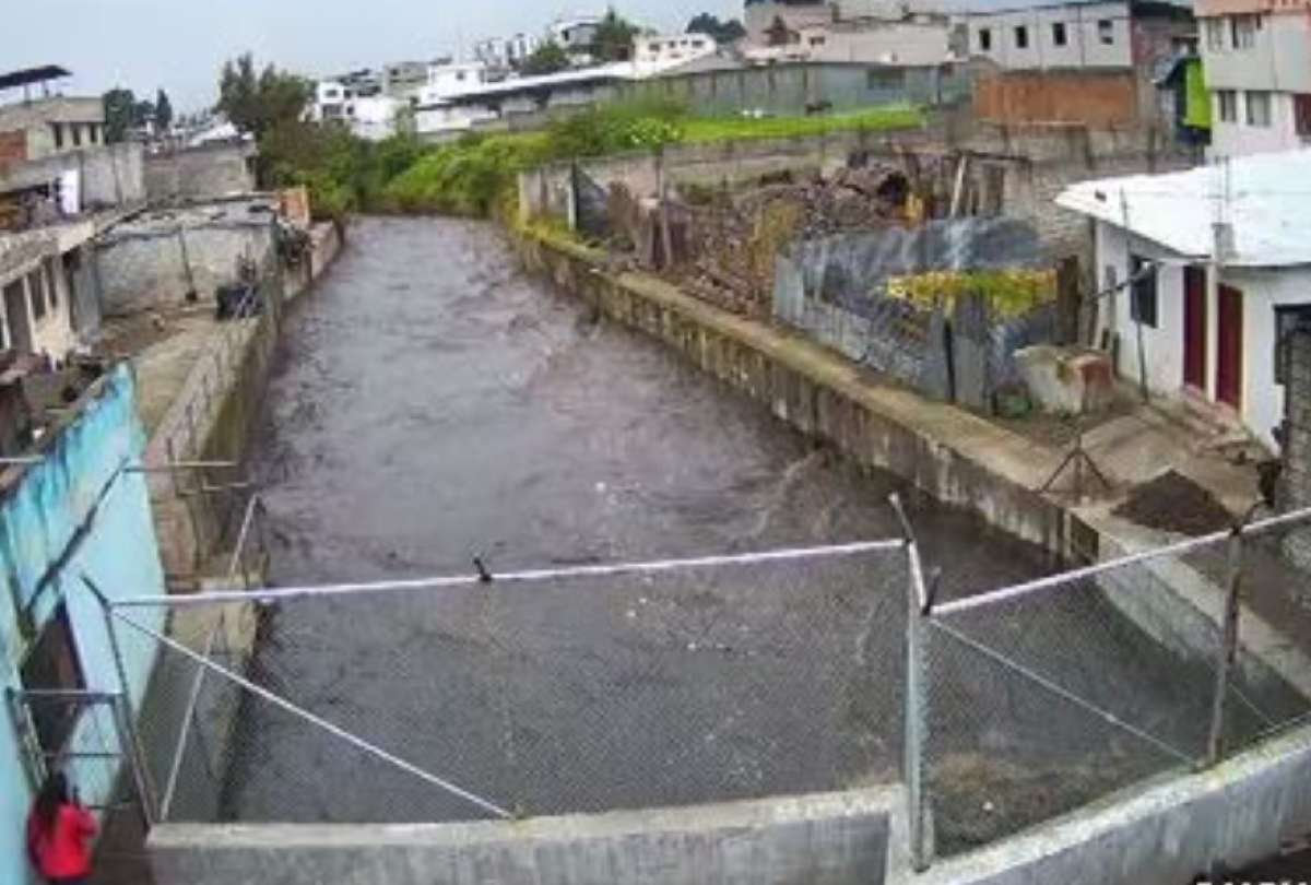 El Servicio Integrado de Seguridad ECU 911 reportó que las precipitaciones afectan a algunos sectores del sur de Quito.