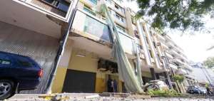 Parte de edificio colaps&oacute; en centro de Guayaquil y afect&oacute; a 3 veh&iacute;culos