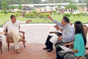 El presidente Rafael Correa durante el di&aacute;logo con periodistas de Napo, provincia donde instal&oacute; su gabinete itinerante. Foto: Cortes&iacute;a | Presidencia de la Rep&uacute;blica.