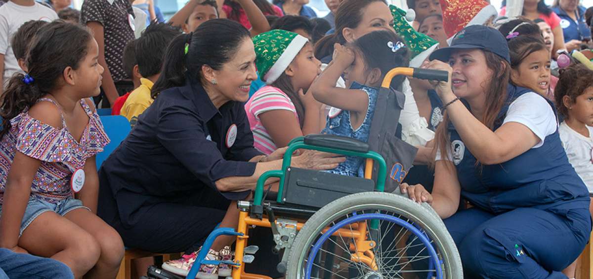 Roc&iacute;o de Moreno, presidenta del Comit&eacute; Plan Toda una Vida, comparti&oacute; con los menores con discapacidad en las diferentes provincias del pa&iacute;s.