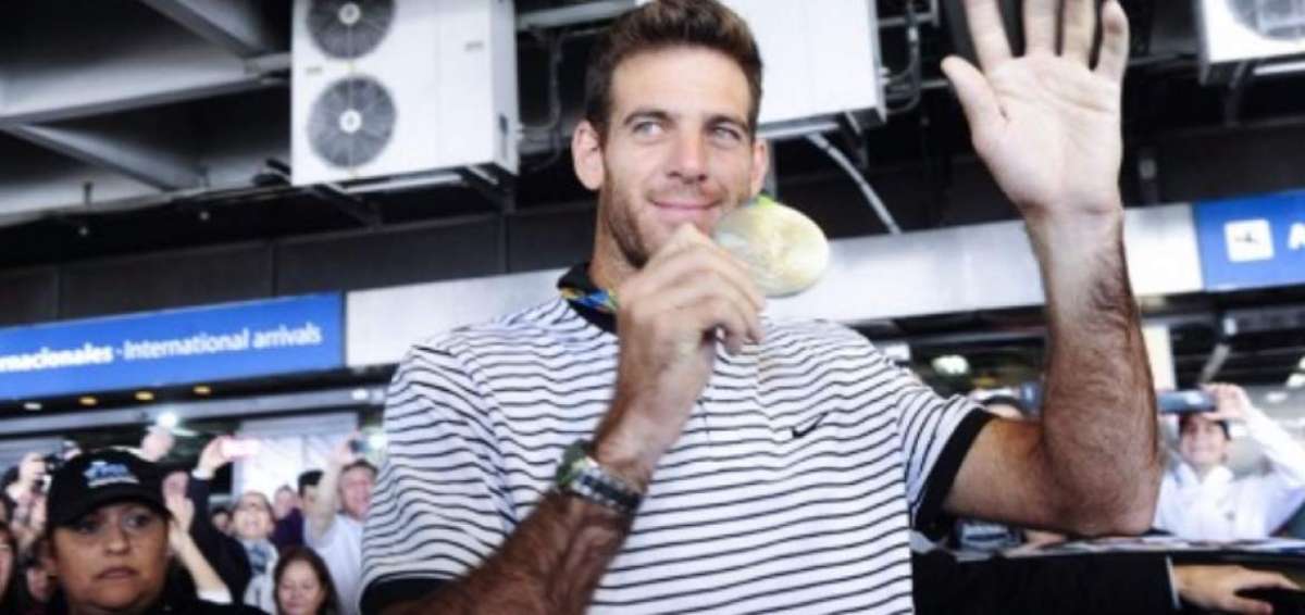 Del Potro sali&oacute; en la tarde del lunes del Aeroparque Metropolitano, sonriendo y exhibiendo su medalla.