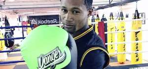 El boxeador nacional Alexander Espinoza muestra los guantes que est&aacute; subastando para ayudar a gente vulnerable