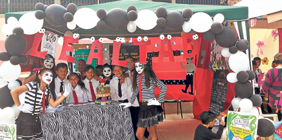 Estudiantes de los diversos cursos fueron parte de la feria, realizada en los patios del plantel. Foto: Anthony Alonzo / Natividad Delgado