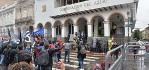 En Cuenca, la Gobernaci&oacute;n del Azuay fue uno de los escenarios escogidos por los manifestantes durante las protestas por la derogaci&oacute;n del decreto 883.