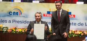 CNE entreg&oacute; cartas credenciales al presidente electo Len&iacute;n Moreno y al vicepresidente Jorge Glas