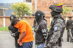 Un sargento de Polic&iacute;a fue separado de la instituci&oacute;n policial por ingresar objetos prohibidos en la c&aacute;rcel de Turi (Cuenca) para el l&iacute;der de una banda. Cortes&iacute;a