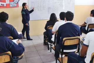 El sorteo de cupos municipales se desarrolló en presencia de padres, autoridades educativas y un notario.