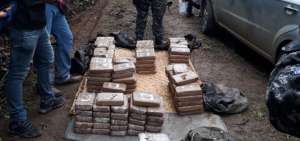 Los agentes muestran los bloques con las sustancias psicotr&oacute;picas.