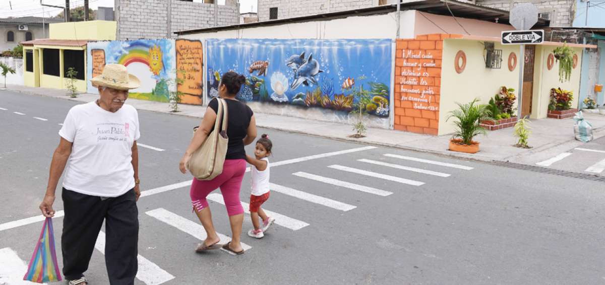 Los habitantes de La Perla de Juan Montalvo pintaron una ostra con la joya en puertas y fachadas.