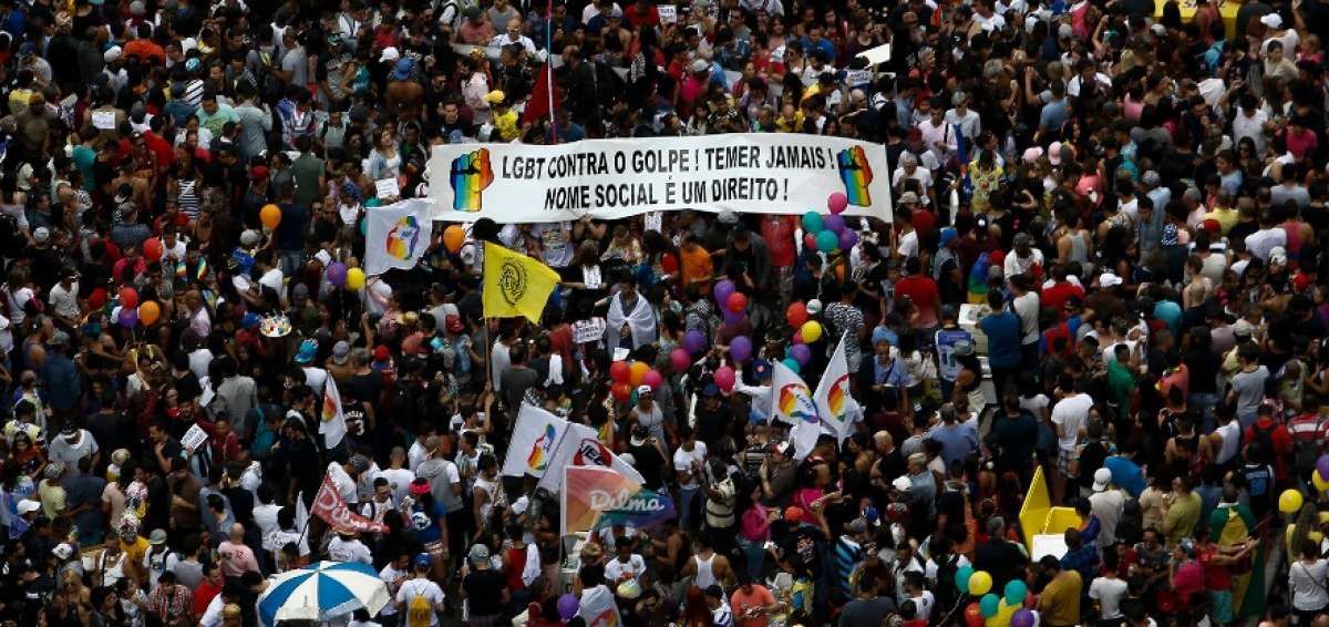 Una multitud llena de color Sao Paulo en la vig&eacute;sima marcha del orgullo gay