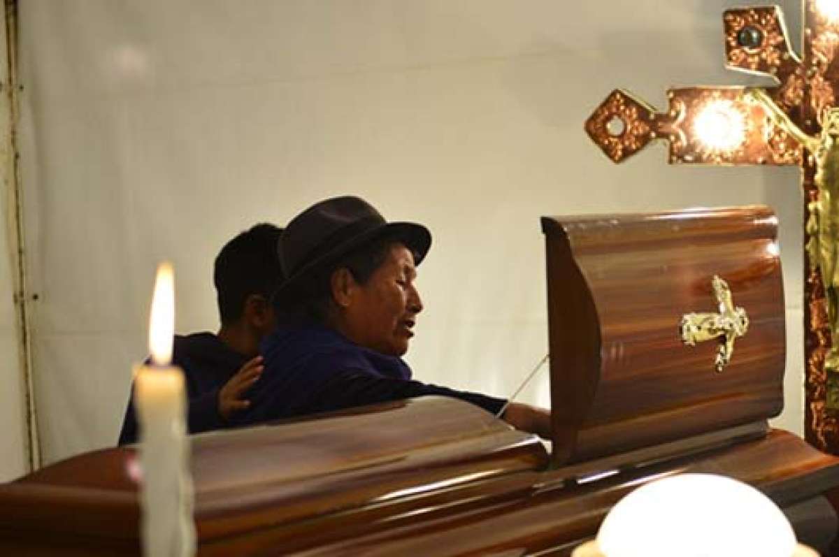 Luisa Cadena,  madre de los hermanos Quishpe, durante el velorio llora la muerte del hijo. Foto: Fernando Sandoval | El Tel&eacute;grafo