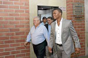 Luis Chiriboga, presidente de la Ecuaf&uacute;tbol, e Iv&aacute;n Hurtado, del gremio de futbolistas, se dirigen al despacho donde firmar&aacute;n el convenio que dar&aacute; paso al arreglo. Foto: Lylibeth Coloma.
