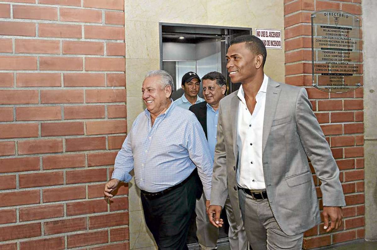 Luis Chiriboga, presidente de la Ecuaf&uacute;tbol, e Iv&aacute;n Hurtado, del gremio de futbolistas, se dirigen al despacho donde firmar&aacute;n el convenio que dar&aacute; paso al arreglo. Foto: Lylibeth Coloma.