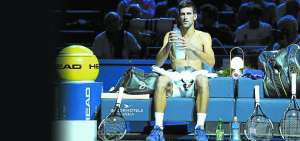 El serbio Novak Djokovic, toma l&iacute;quidos durante uno de los recesos, ayer en la final ante el brit&aacute;nico Andy Murray. Alrededor el n&uacute;mero uno del mundo tiene todos los implementos necesarios para un partido. AFP