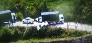 Una de las camionetas fue lanzada al abismo por los atacantes.